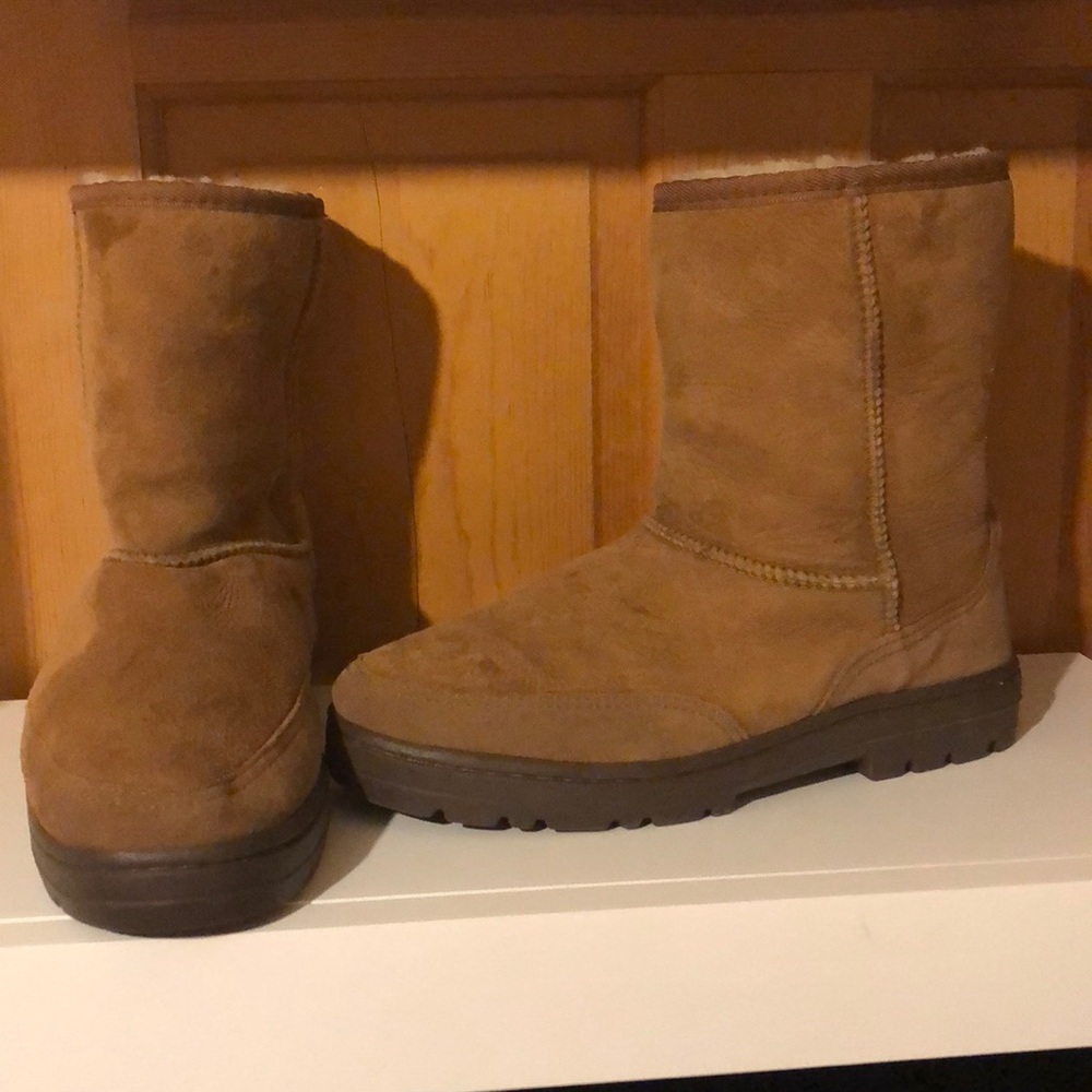 Lightly Worn Women’s Chestnut Uggs SZ 9